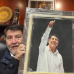 Devela Noroña su retrato al óleo como expresidente del Senado