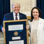 Corina Machado le entrega su nobel a Trump