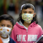 Regresa uso de cubrebocas obligatorio en escuelas ante brote de Sarampión