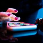 Demanda una joven de 20 años a Meta por fomentar adicciones